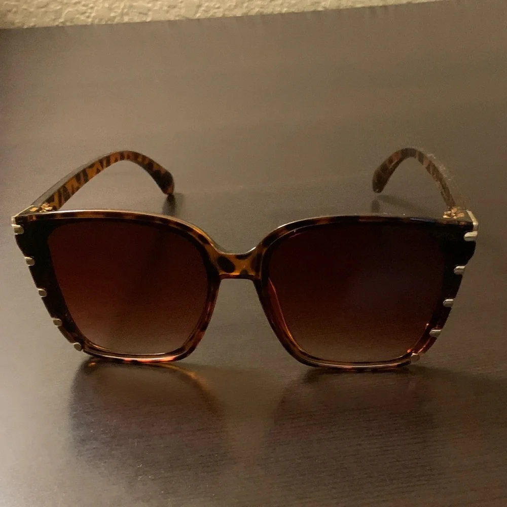 Louis Vuitton Tortoise Shell Sunglasses - Picture 4 of 5
